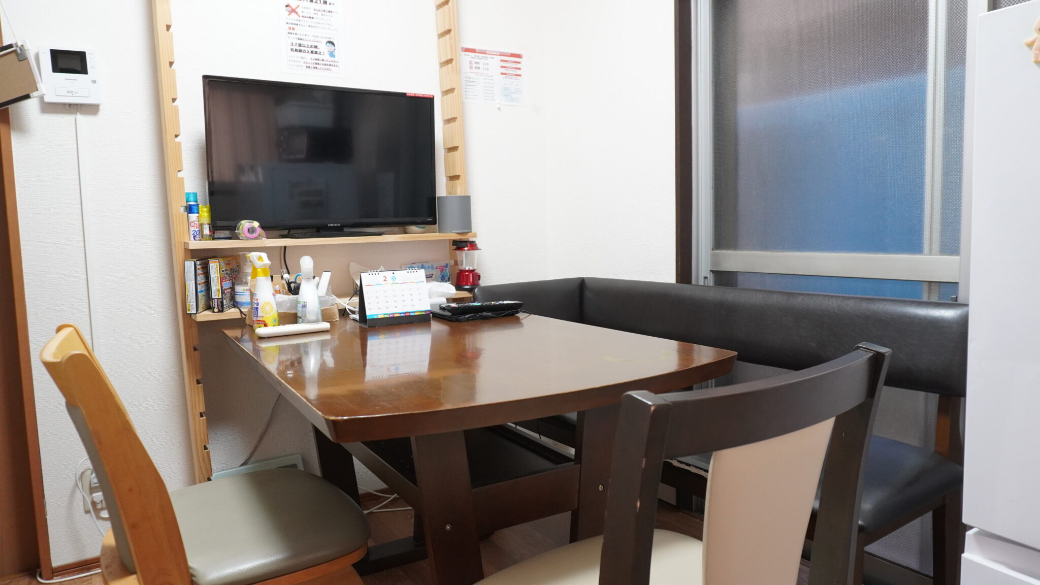 グループホームココロムやおの住居内にある共用リビング